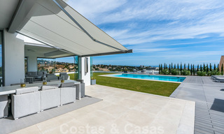 Moderne luxe villa te koop, direct aan de golfbaan in een klasse golfresort in Oost-Marbella 26805 