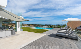 Moderne luxe villa te koop, direct aan de golfbaan in een klasse golfresort in Oost-Marbella 26806 