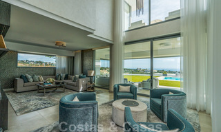 Moderne luxe villa te koop, direct aan de golfbaan in een klasse golfresort in Oost-Marbella 26808 