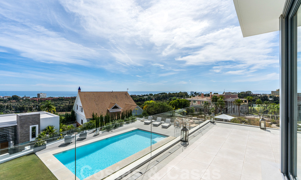 Moderne luxe villa te koop, direct aan de golfbaan in een klasse golfresort in Oost-Marbella 26809