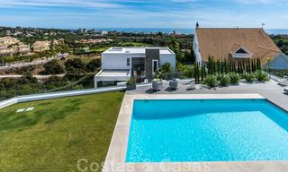 Moderne luxe villa te koop, direct aan de golfbaan in een klasse golfresort in Oost-Marbella 26811 