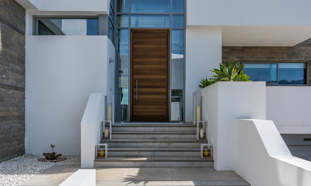 Moderne luxe villa te koop, direct aan de golfbaan in een klasse golfresort in Oost-Marbella 26815