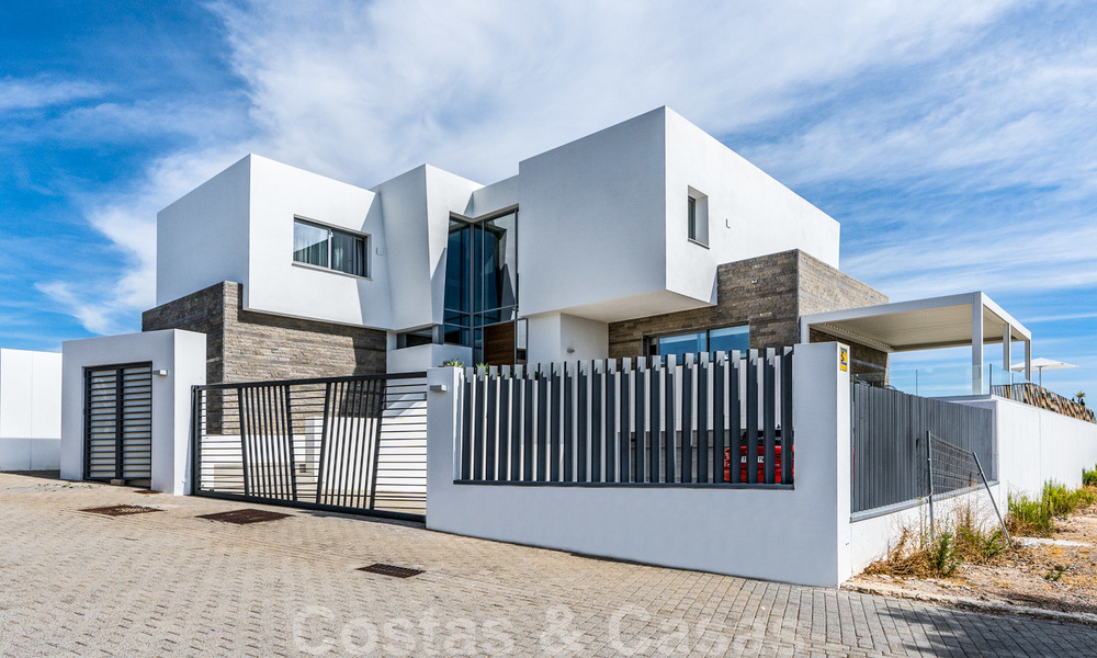Moderne luxe villa te koop, direct aan de golfbaan in een klasse golfresort in Oost-Marbella 26816