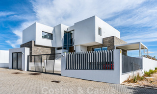 Moderne luxe villa te koop, direct aan de golfbaan in een klasse golfresort in Oost-Marbella 26816 