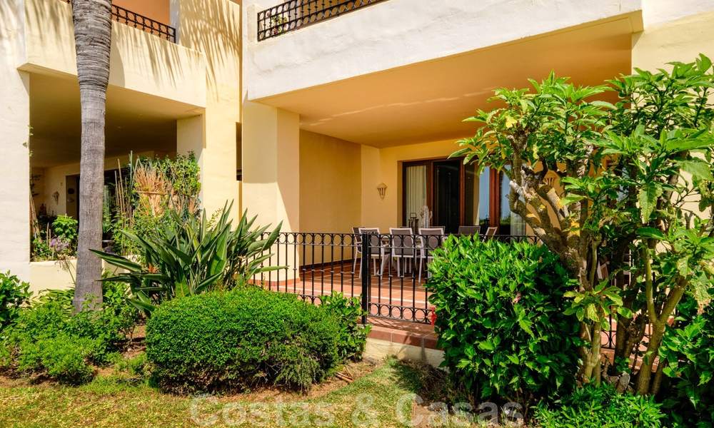Luxe appartement te koop met open tuin- en zeezicht in een eerstelijnstrand complex, op de New Golden Mile tussen Marbella en Estepona 26838