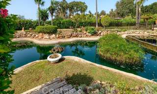 Luxe appartement te koop met open tuin- en zeezicht in een eerstelijnstrand complex, op de New Golden Mile tussen Marbella en Estepona 26839 