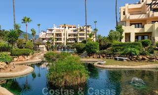 Luxe appartement te koop met open tuin- en zeezicht in een eerstelijnstrand complex, op de New Golden Mile tussen Marbella en Estepona 26844 