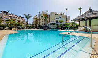Luxe appartement te koop met open tuin- en zeezicht in een eerstelijnstrand complex, op de New Golden Mile tussen Marbella en Estepona 26849 