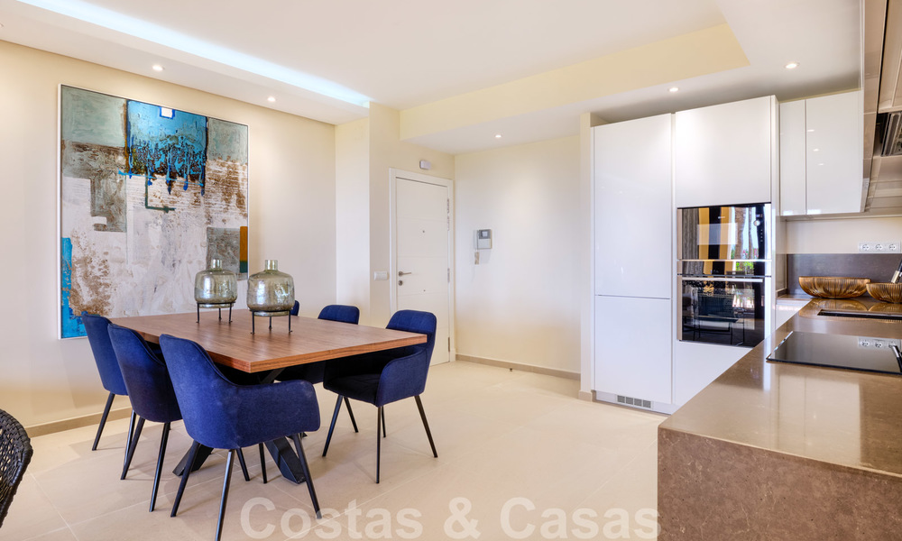 Luxe appartement te koop met open tuin- en zeezicht in een eerstelijnstrand complex, op de New Golden Mile tussen Marbella en Estepona 26850
