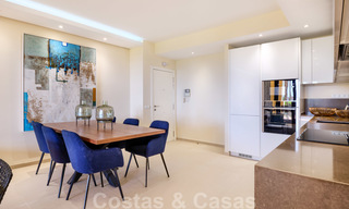 Luxe appartement te koop met open tuin- en zeezicht in een eerstelijnstrand complex, op de New Golden Mile tussen Marbella en Estepona 26850 