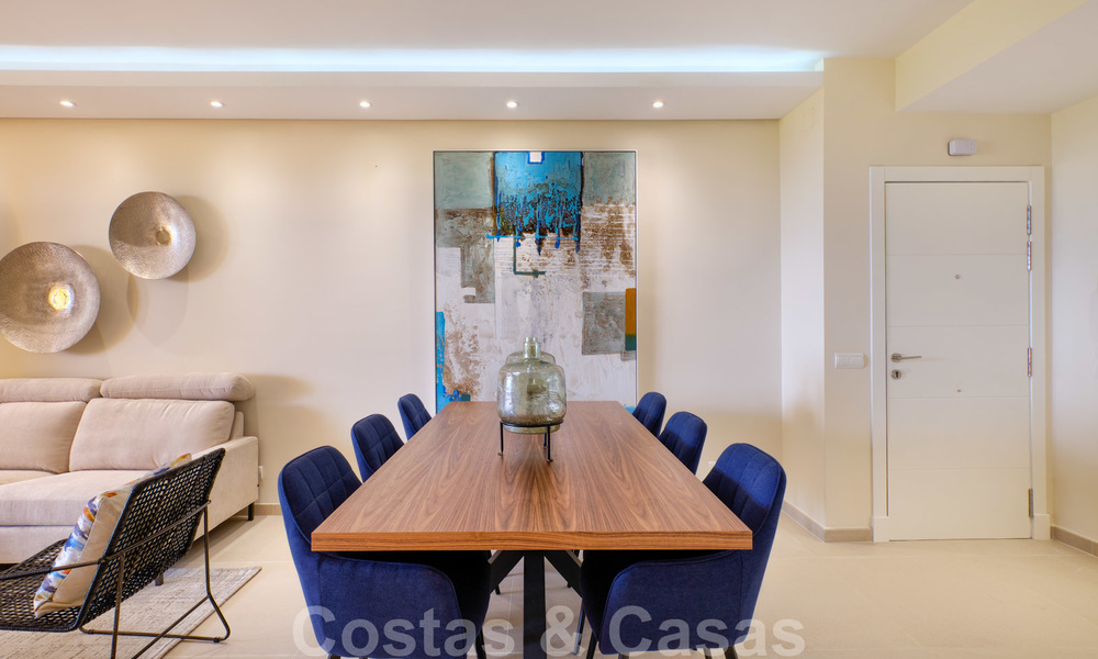 Luxe appartement te koop met open tuin- en zeezicht in een eerstelijnstrand complex, op de New Golden Mile tussen Marbella en Estepona 26851