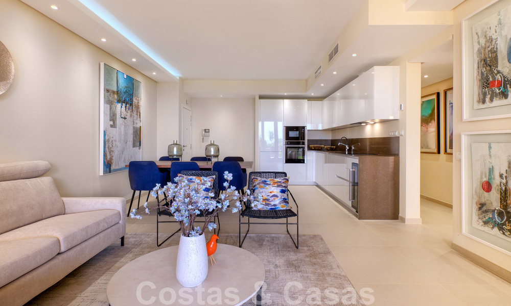 Luxe appartement te koop met open tuin- en zeezicht in een eerstelijnstrand complex, op de New Golden Mile tussen Marbella en Estepona 26852