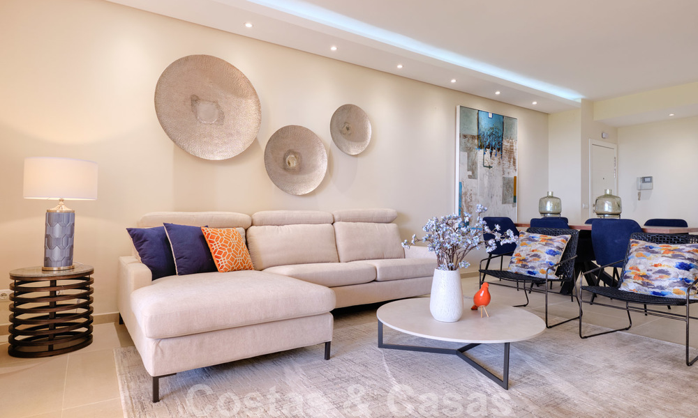 Luxe appartement te koop met open tuin- en zeezicht in een eerstelijnstrand complex, op de New Golden Mile tussen Marbella en Estepona 26853