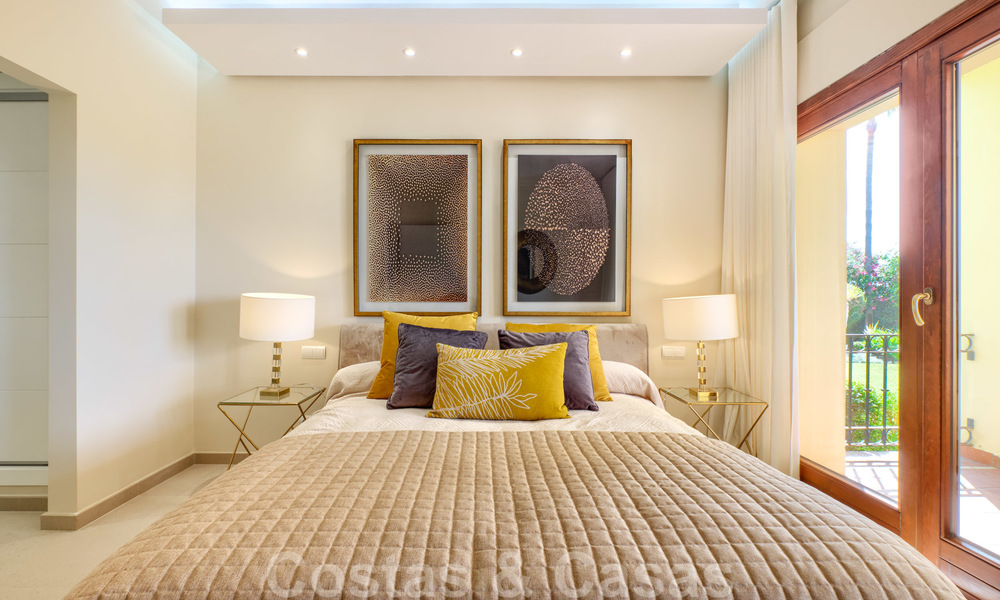 Luxe appartement te koop met open tuin- en zeezicht in een eerstelijnstrand complex, op de New Golden Mile tussen Marbella en Estepona 26858