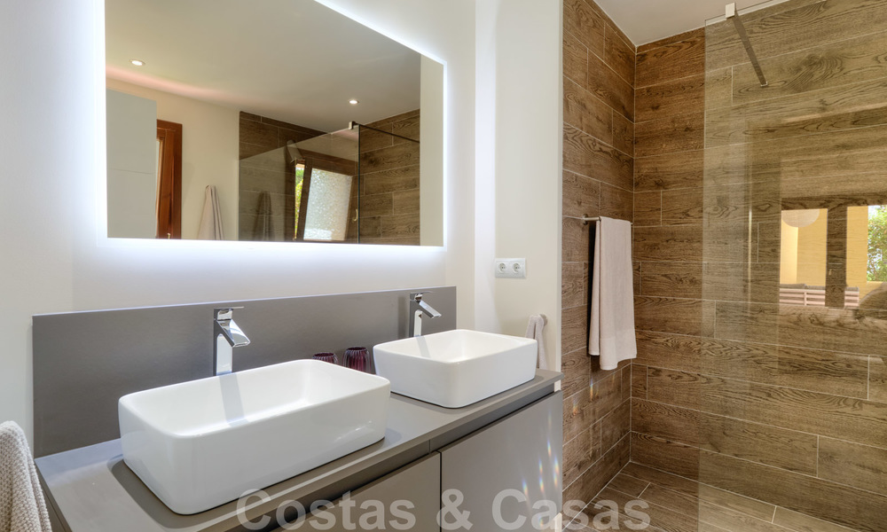 Luxe appartement te koop met open tuin- en zeezicht in een eerstelijnstrand complex, op de New Golden Mile tussen Marbella en Estepona 26860