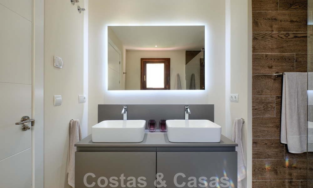 Luxe appartement te koop met open tuin- en zeezicht in een eerstelijnstrand complex, op de New Golden Mile tussen Marbella en Estepona 26861
