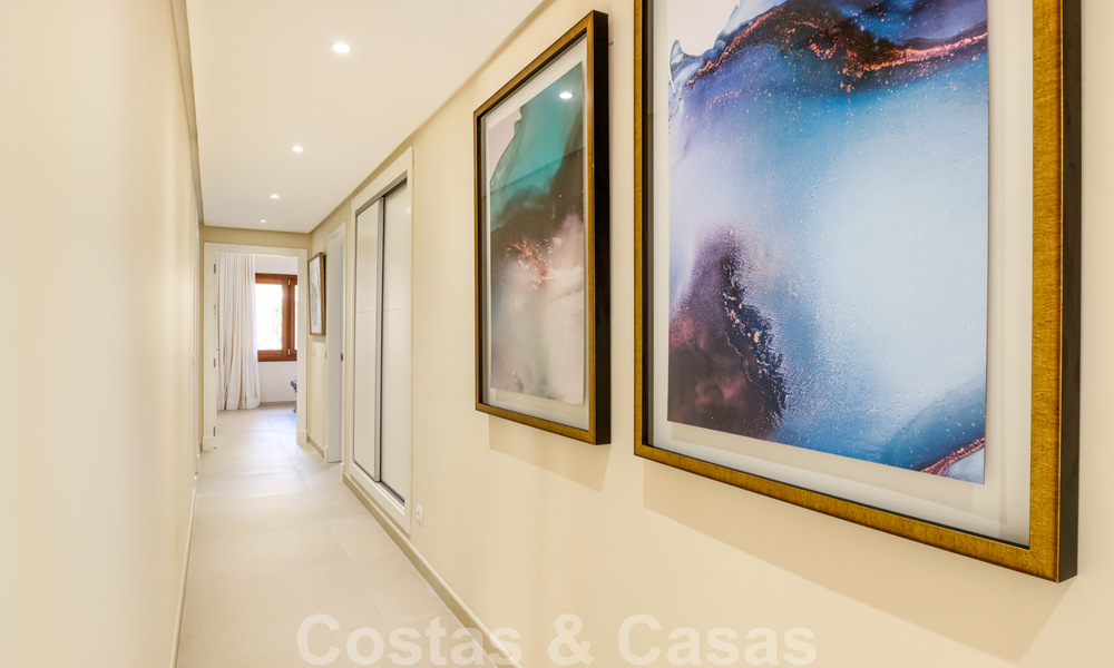 Luxe appartement te koop met open tuin- en zeezicht in een eerstelijnstrand complex, op de New Golden Mile tussen Marbella en Estepona 26863