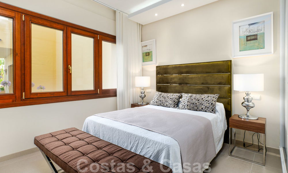 Luxe appartement te koop met open tuin- en zeezicht in een eerstelijnstrand complex, op de New Golden Mile tussen Marbella en Estepona 26866