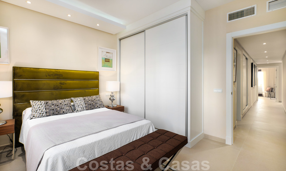 Luxe appartement te koop met open tuin- en zeezicht in een eerstelijnstrand complex, op de New Golden Mile tussen Marbella en Estepona 26869