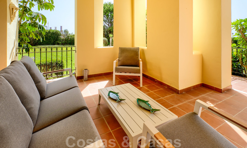Luxe appartement te koop met open tuin- en zeezicht in een eerstelijnstrand complex, op de New Golden Mile tussen Marbella en Estepona 26871