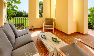 Luxe appartement te koop met open tuin- en zeezicht in een eerstelijnstrand complex, op de New Golden Mile tussen Marbella en Estepona 26871 