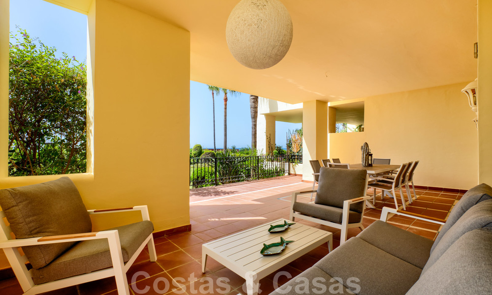 Luxe appartement te koop met open tuin- en zeezicht in een eerstelijnstrand complex, op de New Golden Mile tussen Marbella en Estepona 26872