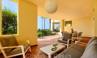 Luxe appartement te koop met open tuin- en zeezicht in een eerstelijnstrand complex, op de New Golden Mile tussen Marbella en Estepona 26872 