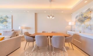 Sterk in prijs verlaagd. Instapklaar ruim modern luxe appartement te koop met zeezicht, Nueva Andalucia, Marbella 26901 
