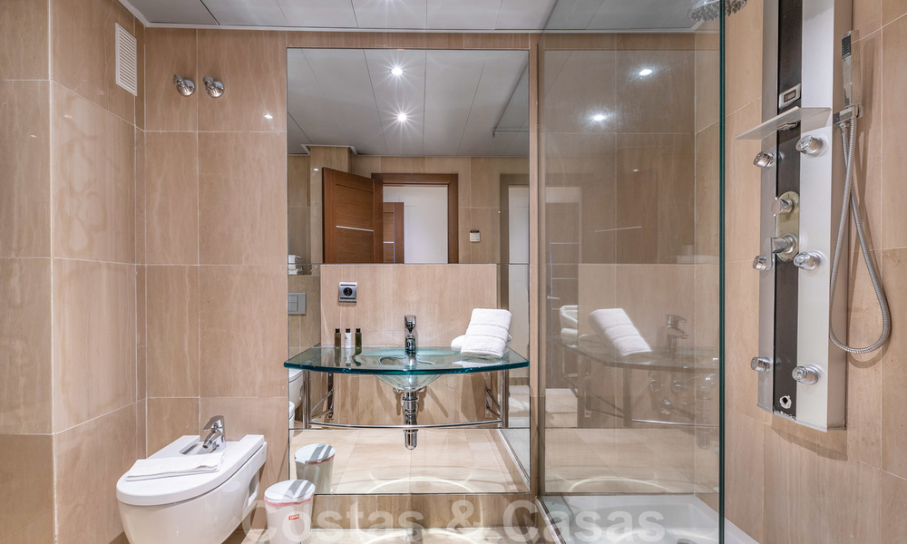 Modern appartement te koop op de eerste rij van een direct aan het strand gelegen complex met open zeezicht gelegen tussen Marbella en Estepona 26996
