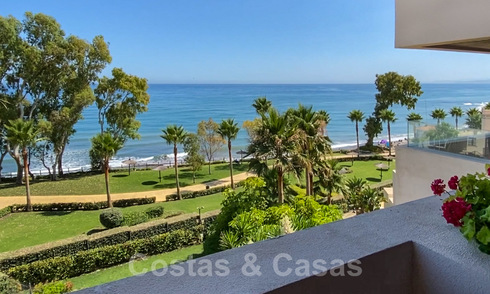 Modern appartement te koop op de eerste rij van een direct aan het strand gelegen complex met open zeezicht gelegen tussen Marbella en Estepona 27000