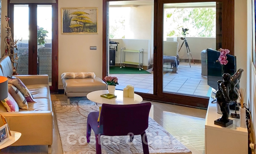 Modern appartement te koop op de eerste rij van een direct aan het strand gelegen complex met open zeezicht gelegen tussen Marbella en Estepona 27009