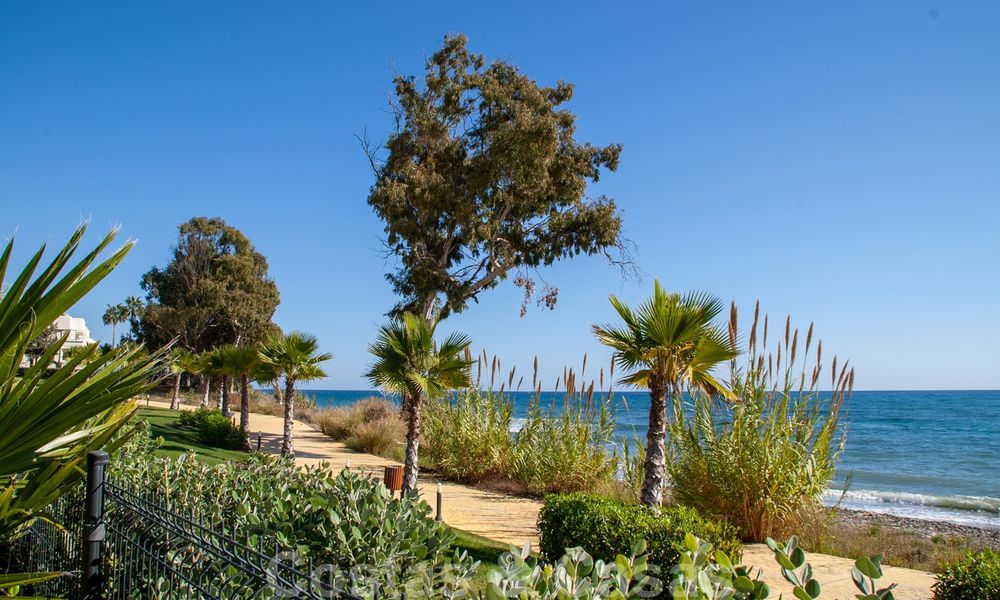 Modern appartement te koop op de eerste rij van een direct aan het strand gelegen complex met open zeezicht gelegen tussen Marbella en Estepona 27011