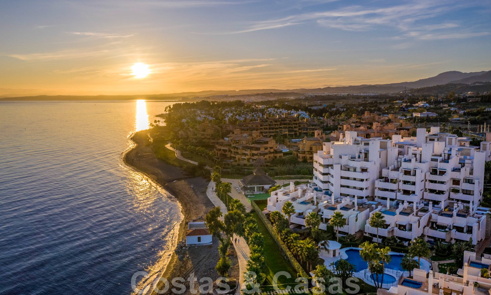 Modern appartement te koop op de eerste rij van een direct aan het strand gelegen complex met open zeezicht gelegen tussen Marbella en Estepona 27017
