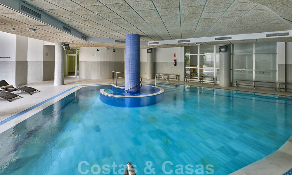 Modern appartement te koop op de eerste rij van een direct aan het strand gelegen complex met open zeezicht gelegen tussen Marbella en Estepona 27018