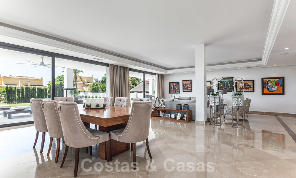 Gerenoveerde luxe villa te koop in een moderne mediterrane stijl in het exclusieve Cascada de Camojan op de Golden Mile in Marbella 27052