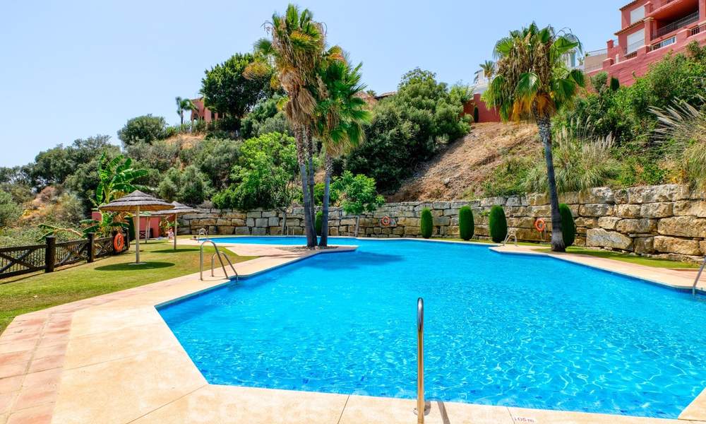 Ruim appartement met een ruim terras en privétuin met panoramisch uitzicht op de kust en de zee in Benahavis - Marbella 27099