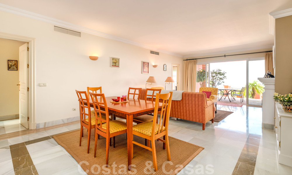 Ruim appartement met een ruim terras en privétuin met panoramisch uitzicht op de kust en de zee in Benahavis - Marbella 27104