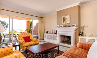 Ruim appartement met een ruim terras en privétuin met panoramisch uitzicht op de kust en de zee in Benahavis - Marbella 27105 