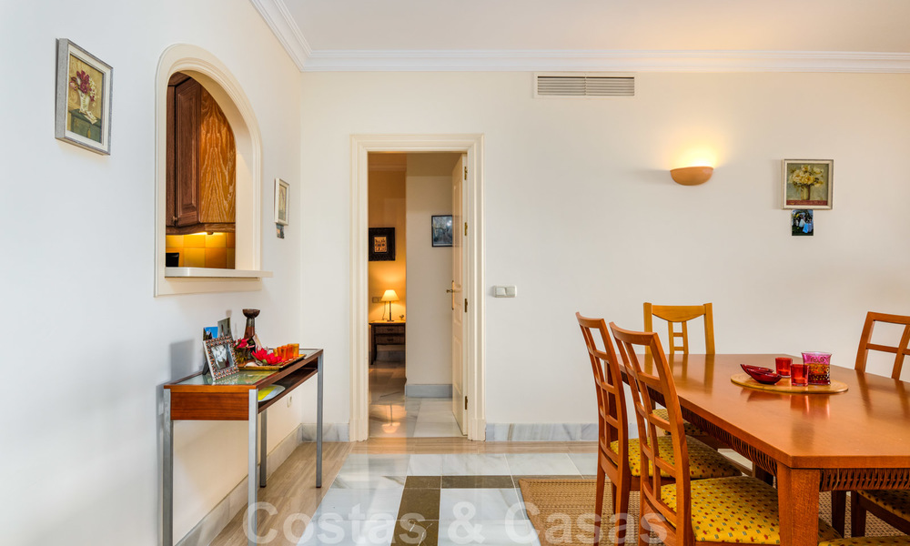 Ruim appartement met een ruim terras en privétuin met panoramisch uitzicht op de kust en de zee in Benahavis - Marbella 27106