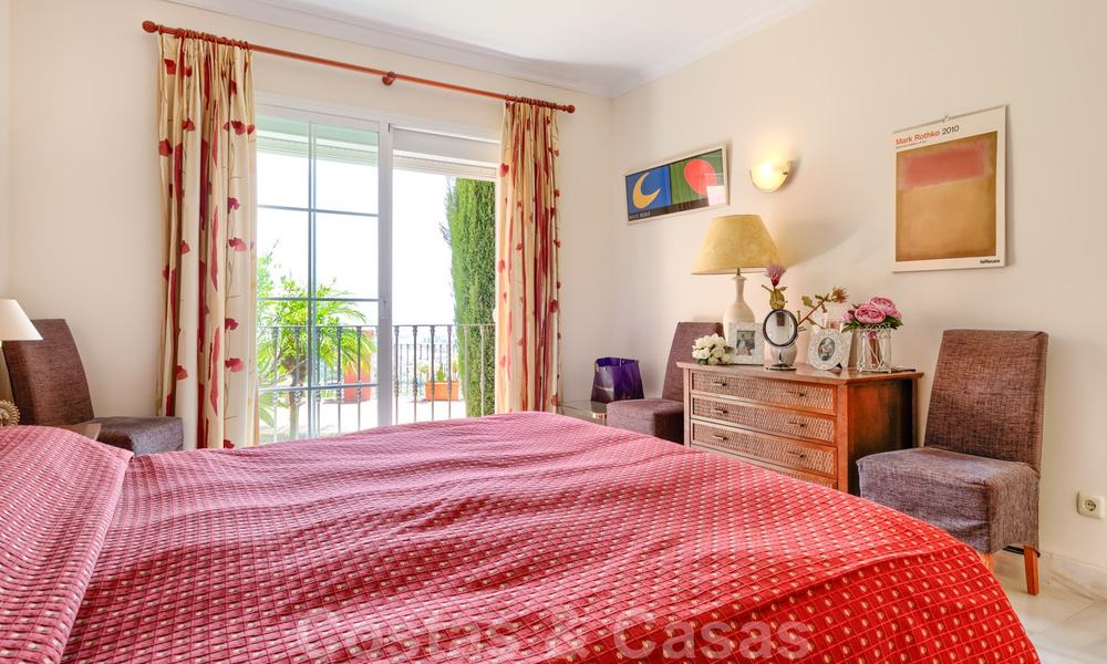 Ruim appartement met een ruim terras en privétuin met panoramisch uitzicht op de kust en de zee in Benahavis - Marbella 27109