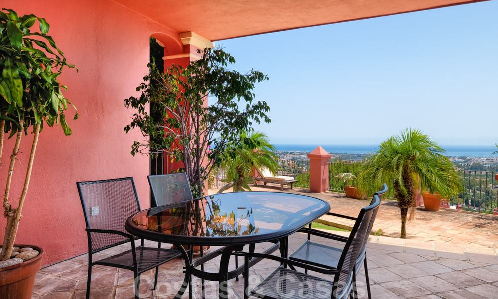 Ruim appartement met een ruim terras en privétuin met panoramisch uitzicht op de kust en de zee in Benahavis - Marbella 27116