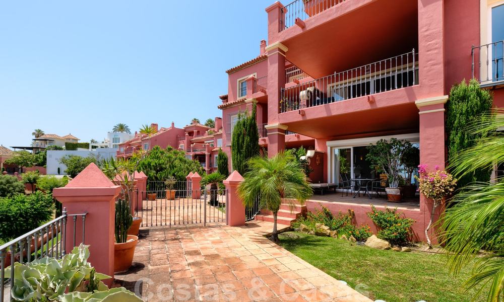Ruim appartement met een ruim terras en privétuin met panoramisch uitzicht op de kust en de zee in Benahavis - Marbella 27119