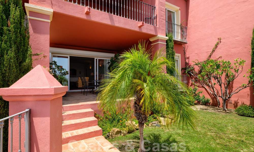Ruim appartement met een ruim terras en privétuin met panoramisch uitzicht op de kust en de zee in Benahavis - Marbella 27120