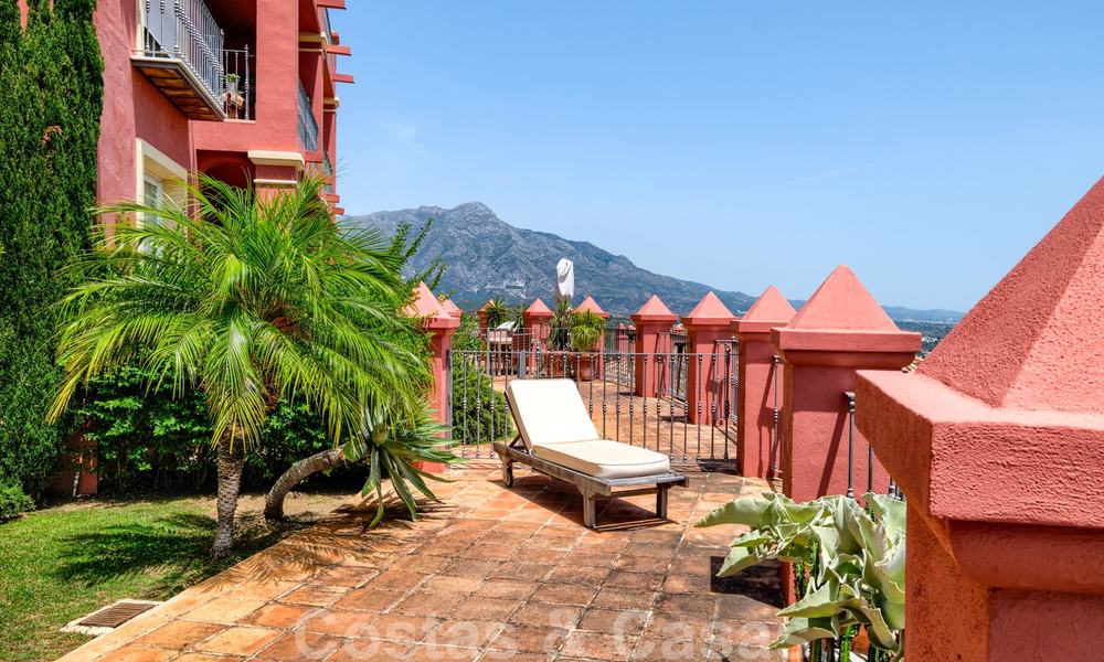 Ruim appartement met een ruim terras en privétuin met panoramisch uitzicht op de kust en de zee in Benahavis - Marbella 27123