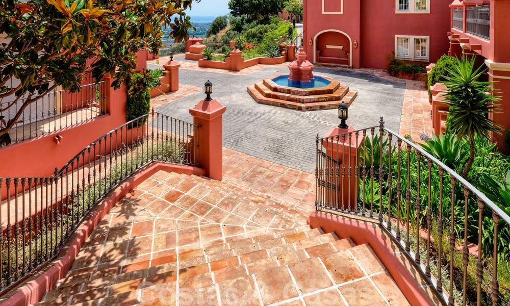 Ruim appartement met een ruim terras en privétuin met panoramisch uitzicht op de kust en de zee in Benahavis - Marbella 27124