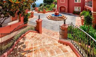 Ruim appartement met een ruim terras en privétuin met panoramisch uitzicht op de kust en de zee in Benahavis - Marbella 27124 