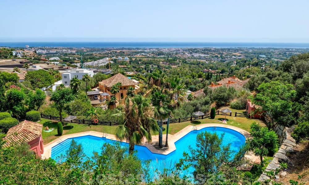 Ruim appartement met een ruim terras en privétuin met panoramisch uitzicht op de kust en de zee in Benahavis - Marbella 27126