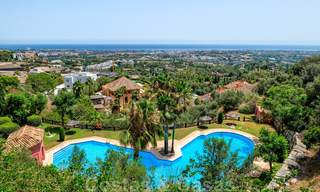 Ruim appartement met een ruim terras en privétuin met panoramisch uitzicht op de kust en de zee in Benahavis - Marbella 27126 