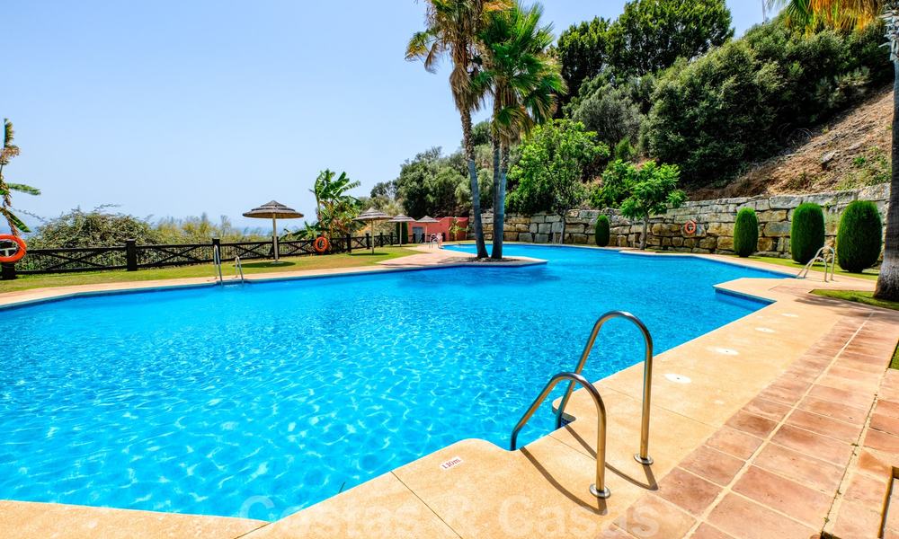 Ruim appartement met een ruim terras en privétuin met panoramisch uitzicht op de kust en de zee in Benahavis - Marbella 27127