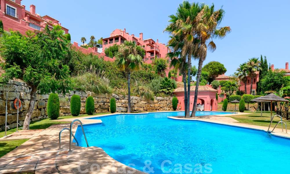Ruim appartement met een ruim terras en privétuin met panoramisch uitzicht op de kust en de zee in Benahavis - Marbella 27128